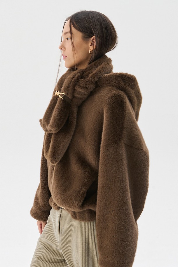 은은한 광택이 돋보이는 밍크 퍼 머플러입니다. 부드러운 촉감의 인조 밍크 퍼 소재로 제작되어 겨울철 보온성을 높여줍니다. 볼륨감 있는 디자인과 금속 로고 비죠 장식이 우아하고 클래식한 스타일을 더합니다. 브라운과 블랙 두 가지 색상으로 출시되어 다양한 룩에 매치하기 좋습니다. 모임룩이나 연말 모임룩에 활용하여 세련된 분위기를 연출해보세요.
