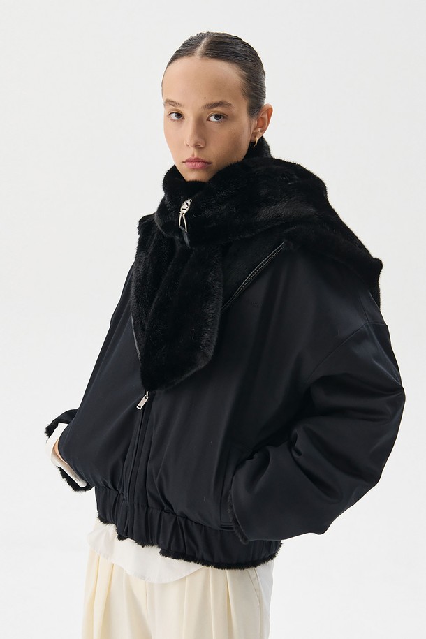 **Mink fur 머플러_Black**는 여성스러운 스타일을 위한 겨울철 필수 아이템입니다. 부드러운 촉감의 인조 밍크퍼 소재와 은은한 광택감이 우아하고 클래식한 분위기를 연출합니다. 블랙과 브라운 두 가지 컬러로 출시되어 다양한 스타일에 매치하기 용이하며, 두꺼운 두께감으로 뛰어난 보온성을 제공합니다. 벨트고리형 디자인으로 다양한 연출이 가능하며, 가벼운 착용감으로 편안하게 착용할 수 있습니다. 로고 디테일이 고급스러움을 더하는 머플러입니다.
