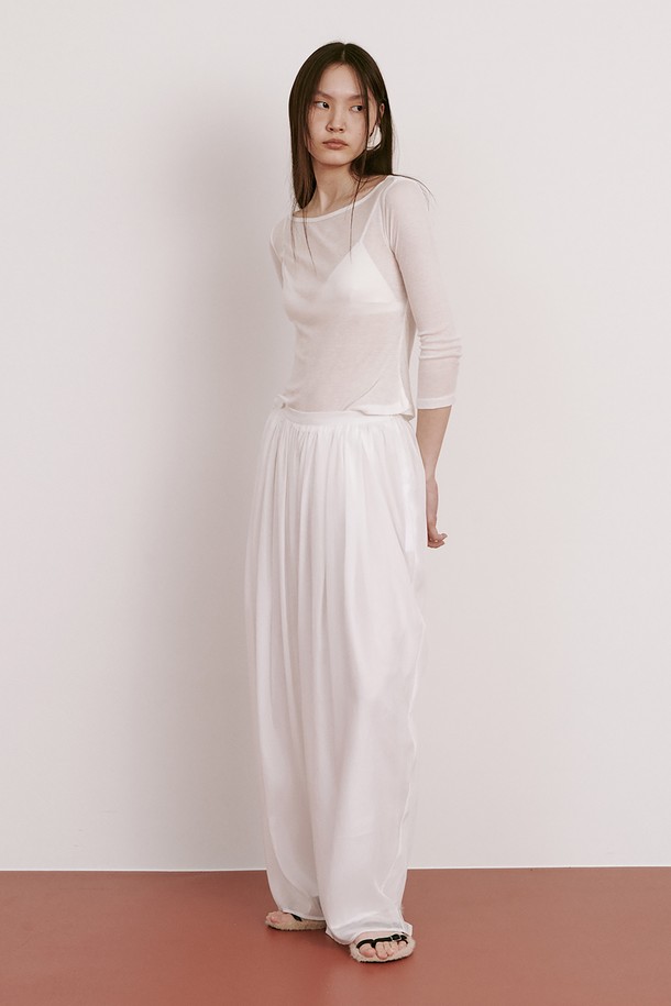 달빛 아래 부드럽게 흩날리는 듯한 "Moon Jar - Shaped Chiffon Pants_White"는 우아하고 미니멀한 스타일을 연출합니다. 얇고 가벼운 시폰 소재에 250% 셔링 디테일을 더해 풍성하면서도 시원한 착용감을 선사하며, 비침 걱정 없는 안감과 허리 밴딩 디자인으로 편안함까지 놓치지 않았습니다. 봄부터 초여름까지, 부드러운 촉감과 루즈핏으로 편안하고 세련된 데일리룩을 완성해보세요.
