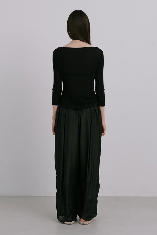 [1차 리오더] Moon Jar - Shaped Chiffon Pants_Black은 우아하고 미니멀한 스타일의 여성용 쉬폰 팬츠입니다. 부드러운 폴리에스테르 소재로 제작되었으며, 얇은 두께감과 비침 걱정 없는 안감 처리가 특징입니다. 250% 셔링 디테일과 허리 밴딩 디자인으로 편안하면서도 흐르는 듯한 실루엣을 연출하며, 봄, 초여름 일상복으로 활용하기 좋습니다.
