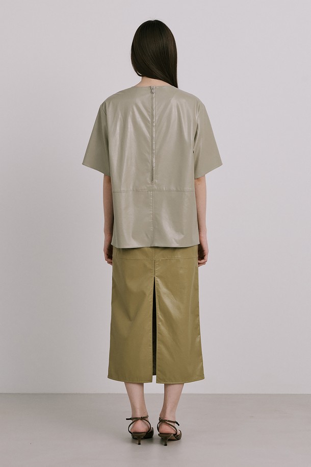 올리브 컬러의 에코 레더 스커트는 여성스러운 미니멀 무드를 연출합니다. 비건 가죽, 면, 폴리우레탄 혼방 소재로 제작되어 봄, 가을에 적합하며, A라인 핏으로 편안하게 착용 가능합니다. 크로스 라인 절개 디테일과 해리마감 시접, 미쓰마끼 봉제로 섬세한 디자인을 더했습니다. 데이트룩, 모임룩, 카페룩 등 다양한 TPO에 매치하여 시크하고 클래식한 스타일을 완성해보세요. 동물복지를 위해 비건 레더를 사용했으며 드라이클리닝을 권장합니다.
