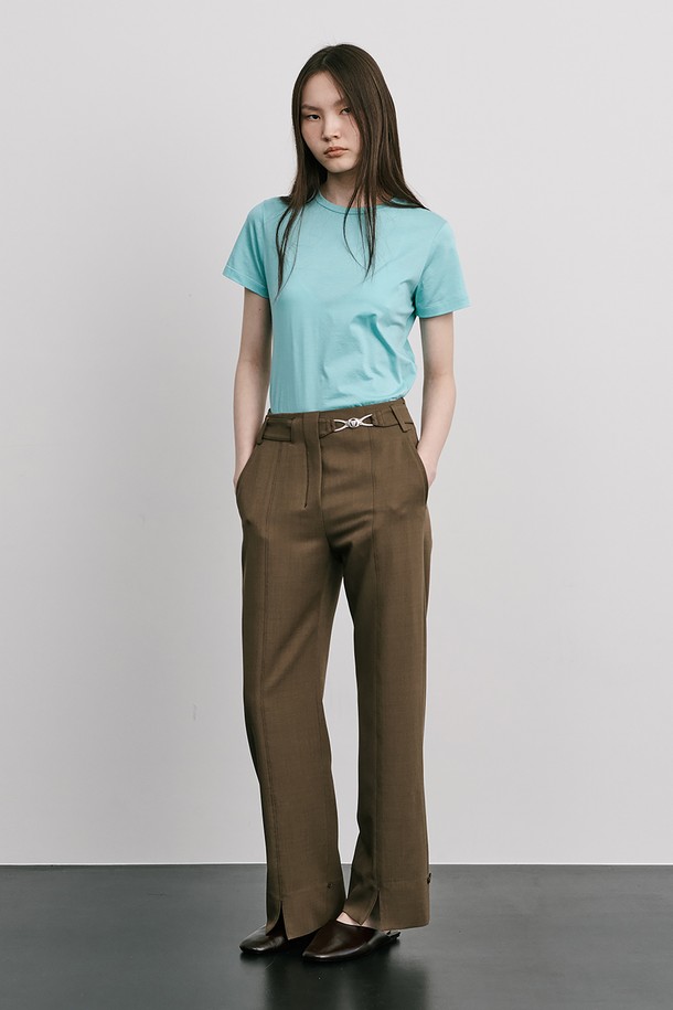 부드러운 촉감의 폴리에스테르, 폴리우레탄 혼방 소재로 제작된 Bijou Embellishment 터널 팬츠입니다. 허리라인의 벨트 디테일과 비죠 장식이 돋보이며, 밑단 단추로 핏 조절이 가능하여 다양한 스타일 연출이 용이합니다. 여름철에도 시원하게 착용할 수 있는 얇은 두께감과 신축성 있는 원단으로 편안한 착용감을 선사합니다.
