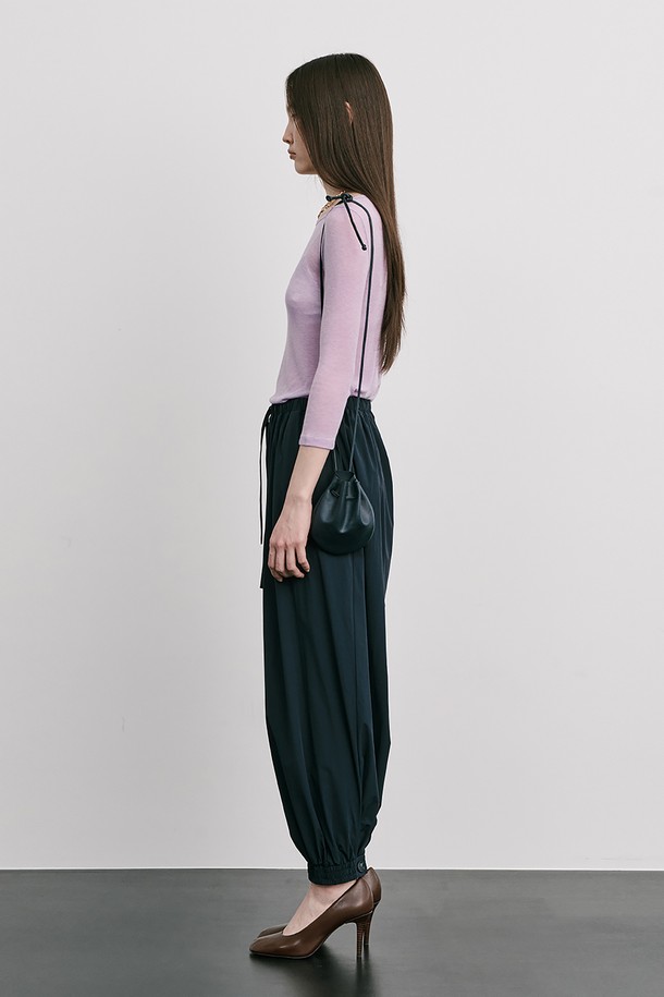 여성스러운 보트넥 디자인과 트렌디한 8부 소매가 돋보이는 25 Boatneck Sheer T_Purple입니다. 텐셀 70%와 울 30%의 혼방으로 제작되어 부드러운 촉감을 선사하며, 비치는 소재감이 은은한 멋을 더합니다. 얇은 두께감으로 봄, 여름 시즌에 시원하게 착용하기 좋으며, 미니멀하고 베이직한 스타일로 다양한 룩에 활용할 수 있습니다.
