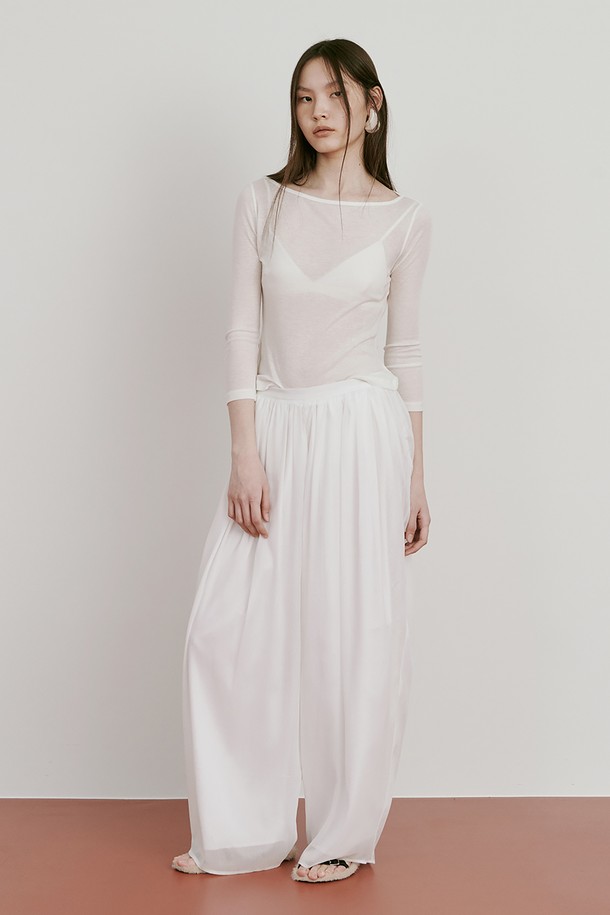 부드러운 텐셀과 울 혼방 소재로 제작된 25 Boatneck Sheer T_White 티셔츠입니다. 얇은 두께감과 은은하게 비치는 시스루 디자인으로 여성스러운 분위기를 연출하며, 보트넥과 8부 소매 기장으로 우아한 스타일을 더했습니다. 화이트, 퍼플, 그린, 블랙 등 다양한 컬러 옵션으로 제공되어, 봄, 여름 시즌 데일리룩에 미니멀하면서도 세련된 포인트를 줄 수 있습니다.
