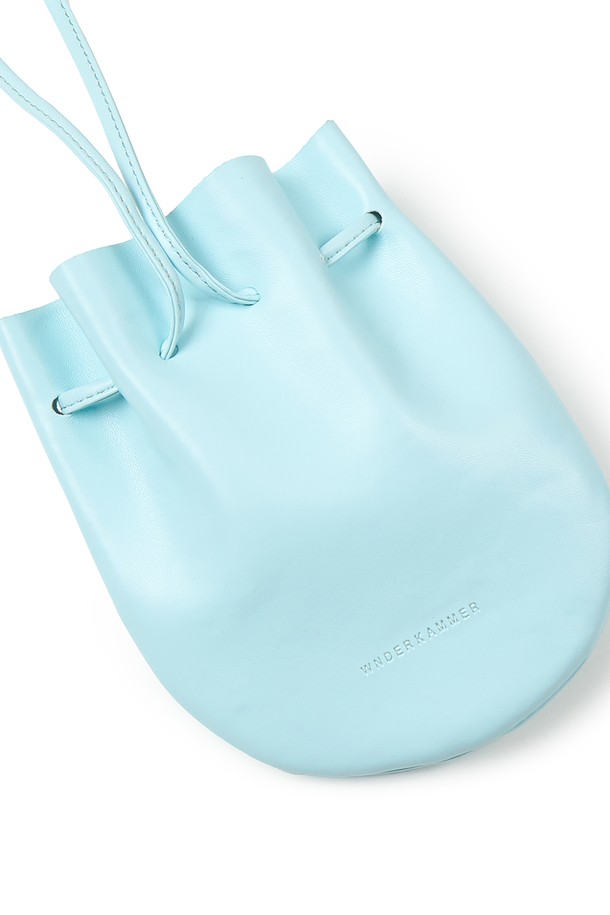 달항아리에서 영감을 받은 디자인의 Moon Jar - Shaped Belted Bag_Light Blue 색상 미니 백입니다. 폴리에스터, 폴리우레탄 소재로 제작되었으며, 벨트 장식이 특징입니다. 일상에서 크로스백 또는 벨트백으로 연출 가능한 액세서리형 미니멀 & 엘레강스 스타일의 무지 패턴 복주머니형 가방이며, 조임용 끈으로 잠금 가능합니다.
