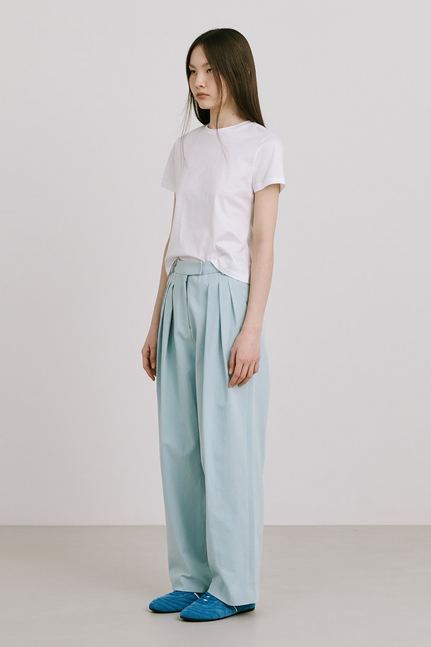 "25 Basic Short Sleeve T_White"는 부드러운 촉감의 Cotton 100% 소재로 제작되어 봄, 여름철에 시원하게 착용하기 좋은 반소매 티셔츠입니다. 라운드넥 슬림핏 디자인에 베이직하고 미니멀한 스타일로, 다양한 룩에 활용하기 용이합니다. 바이오 워싱 처리, 1cm 네크립 디자인, 뒷넥 안쪽 나염 로고, 외줄삼봉 스티치 등의 디테일이 돋보이는 데일리 티셔츠입니다.
