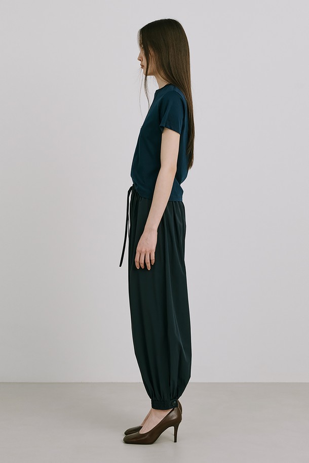 "25 Basic Short Sleeve T_Navy"는 부드러운 면 소재로 제작되어 편안한 착용감을 선사하는 슬림핏 반팔 티셔츠입니다. 네이비, 화이트, 블랙, 민트 4가지 컬러로 출시되었으며, 라운드넥에 베이직하고 미니멀한 디자인으로 일상에서 활용도가 높습니다. 바이오 워싱 처리, 1cm 네크립 디자인, 뒷넥 안쪽 나염 로고, 외줄삼봉 스티치 등 디테일한 마감으로 완성도를 높였습니다.
