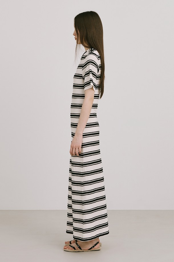 부드러운 면 소재의 Stripe Jacquard Knit Dress_Cream은 봄과 여름, 일상에서 편안하게 즐기기 좋은 니트 원피스입니다. 크림, 네이비 두 가지 컬러로 출시되었으며, 미니멀하고 베이직한 스타일을 연출합니다. 허리 라인을 잡아주는 린앤롱 A라인 플레어 실루엣에, 옆 네크 라인의 로고 금속 단추 디테일로 포인트를 주어 이지웨어룩을 완성합니다.
