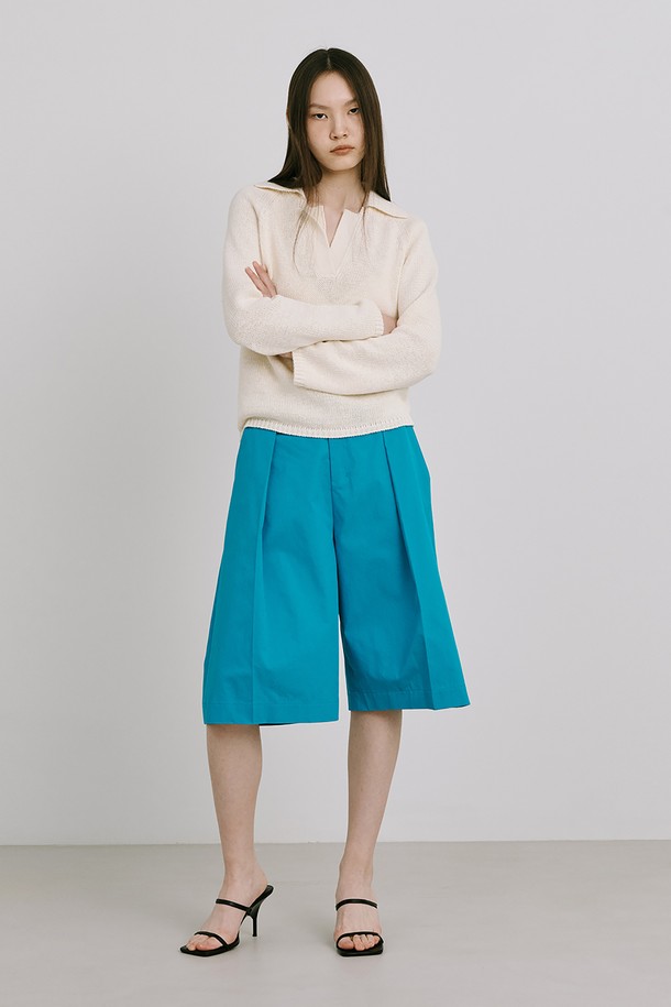 터키 블루 컬러의 25 버뮤다 팬츠는 여성용 반바지로, 봄, 여름에 착용하기 좋습니다. 루즈핏으로 편안하게 착용 가능하며, 코튼, 폴리에스터, 나일론 혼방 소재로 제작되었습니다. 허리 속마이깡, 지그재그 스티치, 사선 주머니, 벨트 착용, 허리 턱 디테일이 더해져 미니멀하면서도 베이직한 스타일을 연출합니다.
