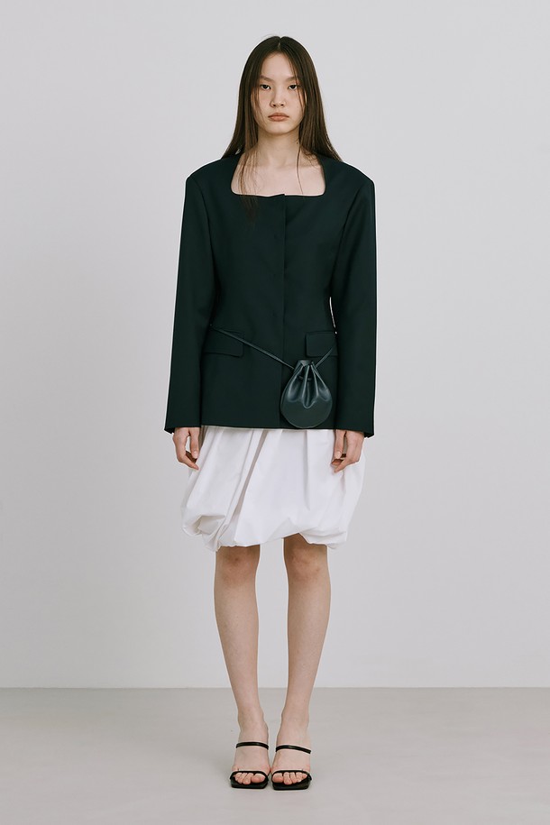 "Moon Jar - Shaped Skirt_White"는 부드러운 촉감의 나일론, 면, 폴리에스테르 혼방 소재로 제작된 여성용 미니스커트입니다. A라인의 루즈핏 실루엣에 은은한 셔링과 잔터크 디테일을 더했으며, 옆 지퍼 여밈과 안감 처리가 되어 편안한 착용감을 선사합니다. 미니멀하고 모던한 스타일로, 봄, 여름 시즌 화이트, 블랙 두 가지 색상으로 출시되어 다양한 룩에 활용하기 좋습니다.
