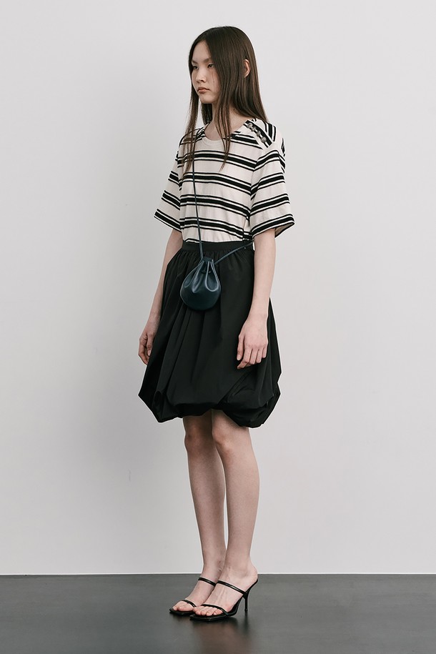 크리미한 컬러의 Stripe Jacquard Knit 반소매 티셔츠입니다. 부드러운 면 소재에 스트라이프 자카드 패턴으로 포인트를 주었으며, 옆 네크 라인에 금속 단추 디테일을 더해 은은한 멋을 더했습니다. 봄, 여름 시즌에 시원하게 착용하기 좋으며, 레이어드 스타일링에도 활용 가능한 레귤러핏 크롭 티셔츠입니다.
