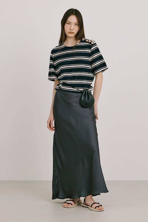 네이비 컬러의 Stripe Jacquard Knit Short Sleeve T는 여성용 티셔츠입니다. 면 소재의 레귤러핏 크롭 기장 반소매 티셔츠로, 스트라이프 패턴과 라운드넥 디자인이 특징입니다. 옆 네크 라인에는 로고 금속 단추 디테일이 있으며, 자카드 니트 소재로 제작되어 레이어드하여 다양한 스타일 연출이 가능합니다.
