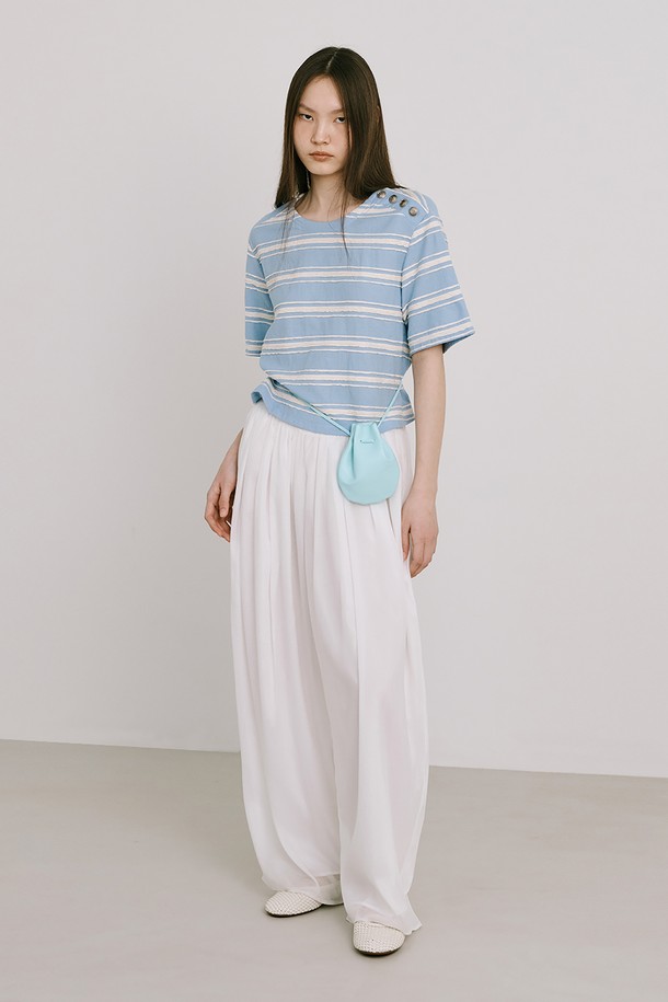 라이트 블루 컬러의 스트라이프 자카드 니트 반소매 티셔츠입니다. 면 소재로 제작되었으며, 미니멀하고 베이직한 스타일에 크롭 기장과 레귤러핏으로 편안하게 착용 가능합니다. 옆 네크 라인에 금속 단추 디테일이 있으며, 다양한 스타일링을 위한 레이어드 연출에도 용이합니다.
