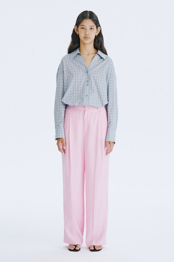 80수 면 소재로 제작되어 부드러운 촉감이 돋보이는 여성용 셔츠입니다. 섬세한 체크 문양과 시원한 블루 컬러가 어우러져 미니멀하면서도 베이직한 스타일을 연출합니다. 넉넉한 오버핏과 V넥 디자인으로 모든 체형에 자연스럽게 어울리며, 봄, 여름 시즌에 가볍게 착용하기 좋습니다.
