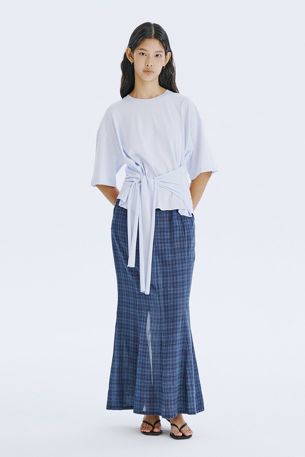 Waist Tied T_Light Blue는 얇고 시원한 면 소재의 여성 반소매 티셔츠입니다. 라이트 블루, 민트, 화이트 세 가지 산뜻한 색상으로 출시되었으며, 허리 스트랩 디테일과 레귤러 핏으로 미니멀하면서도 베이직한 스타일을 연출합니다. 허리 라인 조절이 가능하여 체형 커버 효과를 제공하며, 봄, 여름 시즌 일상복으로 활용하기 좋습니다.
