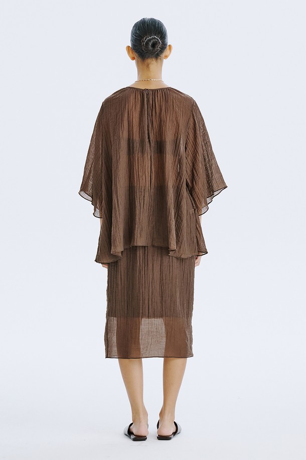 부드러운 촉감이 돋보이는 브라운 컬러의 플리세 블라우스입니다. 얇고 가벼운 텐셀 80%와 나일론 20% 혼방 소재로 제작되어 시원하고 편안한 착용감을 선사하며, 은은하게 비치는 시스루 디자인과 볼륨감 있는 소매 라인이 우아한 분위기를 더합니다. 라운드 넥, 루즈핏, 반소매 기장으로 디자인되어 일상에서 미니멀하면서도 세련된 스타일을 연출할 수 있으며, 다양한 아이템과 레이어드하여 개성 있는 룩을 완성할 수 있습니다.
