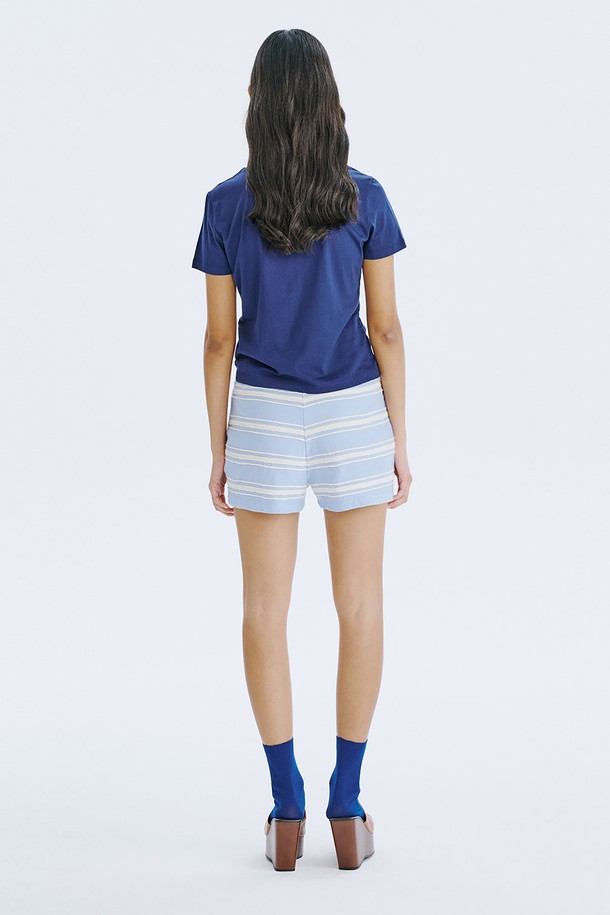 **Stripe Jacquard Knit Shorts_Light Blue**

가볍고 시원한 면 소재의 숏팬츠로, 부드러운 촉감과 얇은 두께감으로 여름철 데일리룩과 홈웨어로 활용하기 좋습니다. 독특한 스트라이프 니트 소재와 레귤러핏 디자인이 캐주얼하면서도 클래식한 무드를 연출하며, 허리 전체 밴딩 처리로 편안한 착용감을 선사합니다. 라이트 블루, 크림, 네이비 세 가지 컬러로 만나볼 수 있으며, 다리 라인을 길고 슬림하게 보이게 하는 효과를 선사합니다.

