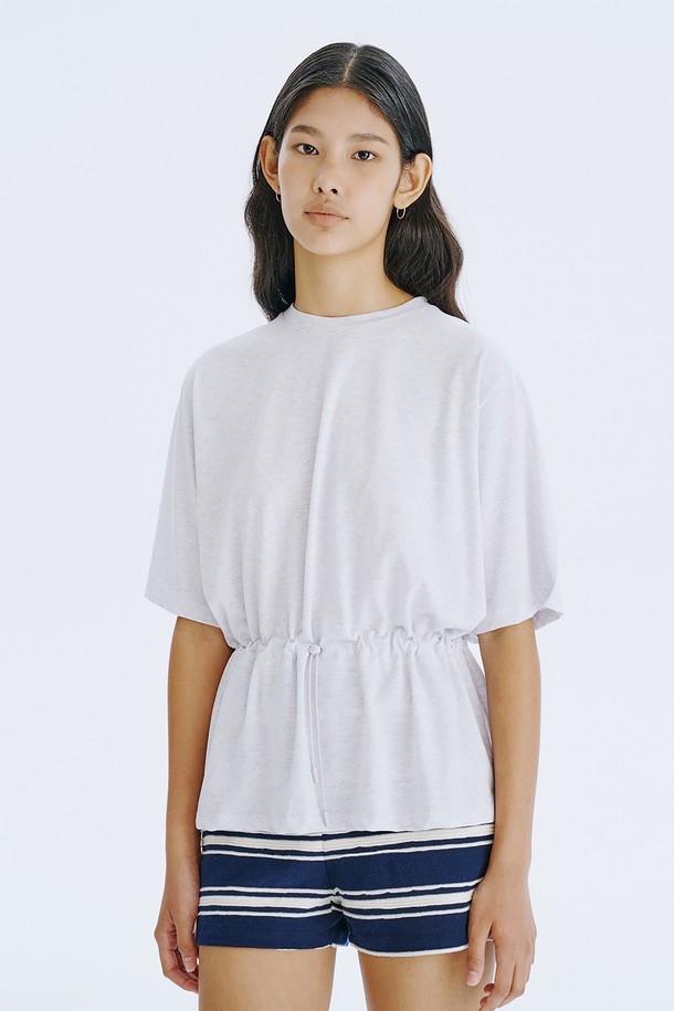 네이비 컬러의 스트라이프 자카드 니트 쇼츠는 여름철 데일리 및 홈웨어룩에 활용하기 좋은 여성 숏팬츠입니다. 면 소재로 제작되어 얇고 시원하며, 허리 전체 밴딩 처리로 편안한 착용감을 선사합니다. 클래식하면서도 캐주얼한 무드를 동시에 연출하며, 독특한 스트라이프 패턴과 레귤러핏 디자인으로 다리 라인을 더욱 길고 슬림하게 보이게 합니다.
