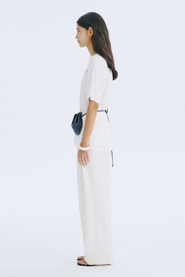 디자이너의 베를린 여행 그림일기를 담은 그래픽이 돋보이는 Picture Diary T_White입니다. 100% 코튼 소재로 제작되어 부드러운 촉감을 선사하며, 봄, 여름 시즌에 편안하게 착용할 수 있습니다. 미니멀하고 캐주얼한 스타일의 오버핏 반소매 티셔츠로, 라운드넥 디자인과 얇은 두께감으로 시원하게 즐길 수 있습니다.
