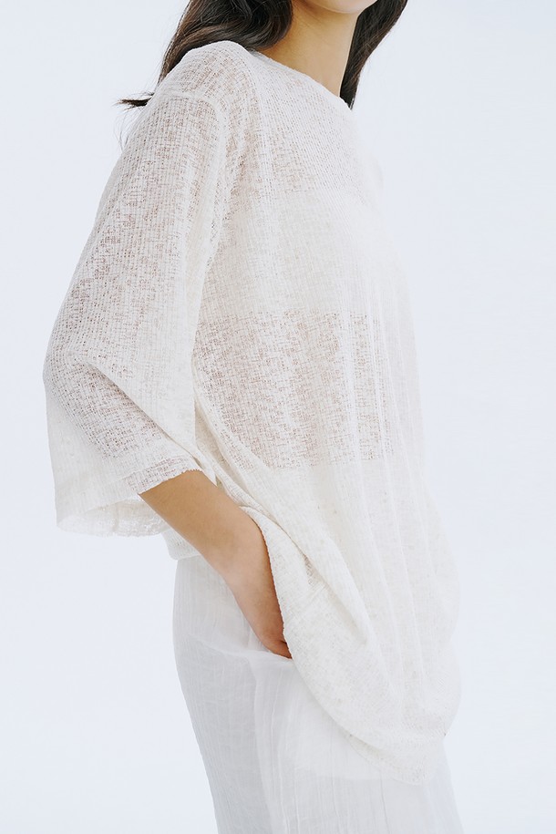 여름철 시원하게 즐길 수 있는 여성용 긴소매 메쉬 풀오버입니다. 아이보리, 카키, 네이비 3가지 색상으로 출시되었으며, 얇고 가벼운 폴리에스테르, 린넨, 스판덱스 혼방 소재를 사용하여 쾌적한 착용감을 선사합니다. 라운드넥, 오버핏 디자인에 시스루 패턴으로 포인트를 더했으며, 로우컷 및 소매 밑단 디테일로 레이어드 스타일링에 활용하기 좋습니다.
