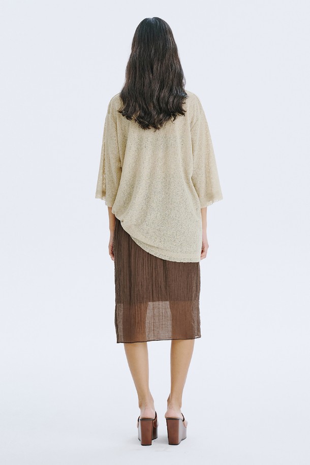 여름철 시원하게 즐길 수 있는 여성용 긴팔 메쉬 풀오버입니다. 부드러운 촉감의 폴리에스테르, 린넨, 스판덱스 혼방 소재로 제작되었으며, 얇은 두께감과 시스루 디자인이 특징입니다. 라운드넥과 오버핏으로 편안한 착용감을 선사하며, 미니멀한 스타일을 연출하기 좋은 카키, 아이보리, 네이비 3가지 색상으로 선보입니다.
