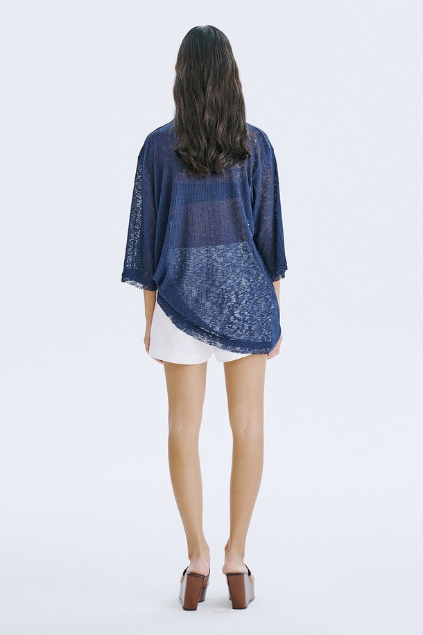 시원한 여름을 위한 오버핏 메쉬 니트 풀오버입니다. 통기성이 뛰어난 폴리에스테르, 린넨, 스판덱스 혼방 소재로 제작되어 가볍고 시원한 착용감을 선사하며, 시스루 디테일과 로컷 디자인으로 스타일리시함을 더했습니다. 네이비, 아이보리, 카키 세 가지 색상으로 출시되었으며, 여름철 일상룩에 미니멀한 포인트를 더해줍니다.
