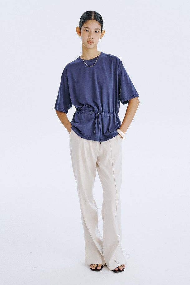 네이비 컬러의 Stopper Jersey 티셔츠는 여름철 일상에서 시원하게 착용하기 좋은 반소매 크롭 티셔츠입니다. 부드러운 면 소재로 제작되어 얇고 쾌적한 착용감을 선사하며, 구김이 적어 편안하게 즐길 수 있습니다. 허리 부분의 스토퍼 디자인으로 핏 조절이 용이하며, 미니멀하고 베이직한 스타일로 다양한 룩에 활용하기 좋습니다.
