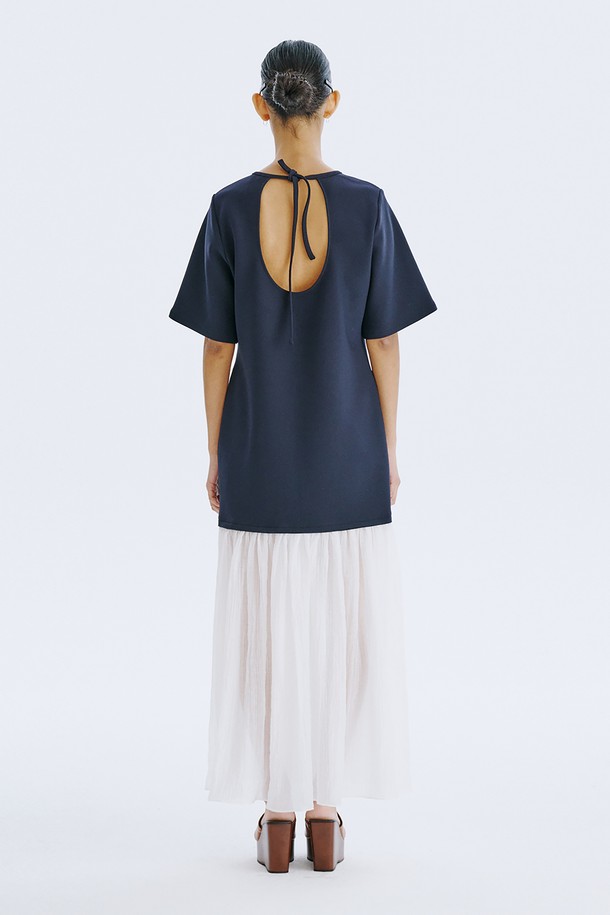 네이비 컬러의 Bare Back 셔링 드레스는 여성스러운 매력을 돋보이게 하는 데일리 원피스입니다. 얇고 쉬어한 촉감의 폴리에스테르, 스판덱스, 텐셀, 나일론 혼방 소재로 제작되어 봄, 여름 시즌에 시원하게 착용할 수 있습니다. U넥 라인과 플레어 치마, 반소매 디자인에 백 라인 오픈과 셔링 디테일, 리본 장식이 더해져 우아하면서도 베이직한 스타일을 연출합니다.
