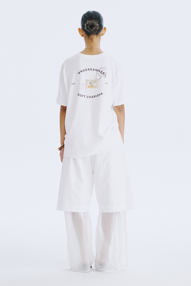 분더캄머의 Post Graphic T_White는 백조 그림과 분더캄머 로고가 엽서 형태로 디자인된 오버핏 반소매 티셔츠입니다. 면 100% 소재로 제작되어 시원하고 편안한 착용감을 선사하며, 화이트, 차콜, 라이트 카키, 라이트 옐로우 4가지 색상으로 출시되었습니다. 일상에서 스트릿, 베이직 스타일을 연출하기 좋으며, 2025년 6월에 (주)분더캄머에서 제조했습니다.
