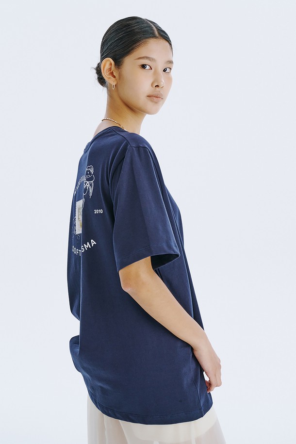 분더캄머 로고와 백조 그래픽 프린트가 돋보이는 Post Graphic T_Navy 티셔츠입니다. 부드러운 면 소재로 제작되어 편안한 착용감을 선사하며, 봄, 여름 시즌 일상에서 스트릿 무드를 연출하기 좋습니다. 오버핏 레귤러 기장으로 제작되었으며, 국내에서 생산되어 높은 품질을 자랑합니다.
