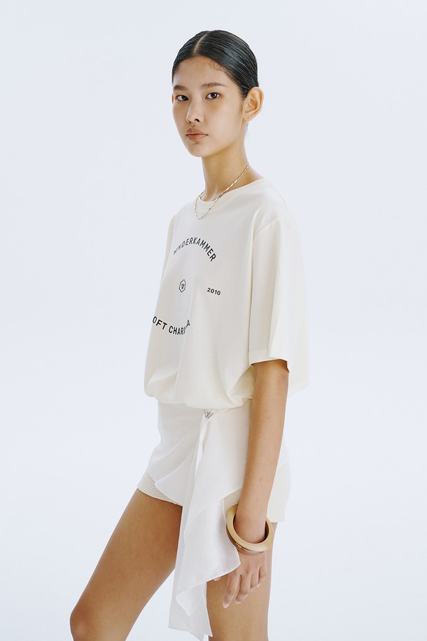 WNDERKAMMER Graphic T_Light Yellow는 분더캄머 로고 모티브 디자인이 돋보이는 오버핏 반소매 티셔츠입니다. Light Yellow, Charcoal, Light Khaki 세 가지 색상으로 출시되었으며, 여름철 일상복으로 활용하기 좋습니다. 면 소재로 제작되어 통풍이 잘 되며, 드라이클리닝을 권장합니다.
