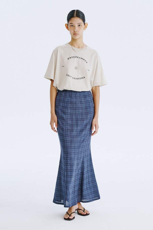 WNDERKAMMER Graphic T_Light Khaki 티셔츠는 봄/여름 시즌에 어울리는 공용 제품으로, 스트릿 무드의 오버핏 디자인이 특징입니다. Light Khaki, Charcoal, Light Yellow 세 가지 컬러로 출시되었으며, 분더캄머 로고와 스트릿한 그래픽이 포인트로 디자인되었습니다. 면 소재로 제작되어 편안한 착용감을 제공하며, 라운드넥과 반소매 기장으로 일상생활에서 폭넓게 활용할 수 있습니다.
