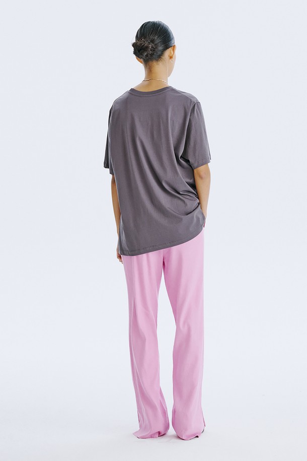 WNDERKAMMER Graphic T_Charcoal은 분더캄머 로고를 모티브로 한 그래픽 디자인이 돋보이는 오버핏 티셔츠입니다. 얇은 면 소재로 제작되어 봄, 여름철에 시원하게 착용 가능하며, Charcoal, Light Khaki, Light Yellow 세 가지 컬러로 출시되어 포인트를 더했습니다. 라운드넥 디자인과 반소매 기장으로 일상에서 스트릿, 미니멀 스타일을 모두 소화할 수 있는 실용적인 아이템입니다.
