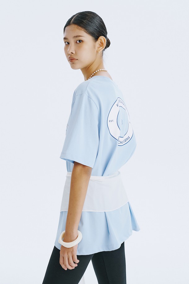 분더캄머 로고를 모티브로 한 라운드 그래픽 티셔츠입니다. 라이트 블루, 네이비, 화이트 3가지 컬러로 제공되며, 봄, 여름 시즌 일상복으로 활용하기 좋습니다. 면 소재의 오버핏 디자인으로, 스트릿한 그래픽과 포인트 컬러가 돋보이는 반소매 티셔츠입니다.
