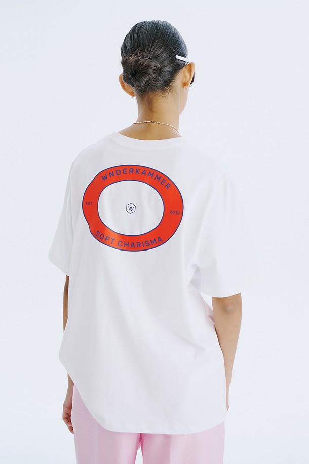 분더캄머 로고 모티브와 스트릿한 그래픽, 포인트 컬러 디자인이 돋보이는 Round Graphic T_White입니다. 면 100% 소재로 제작되어 편안한 착용감을 선사하며, 봄, 여름 시즌에 어울리는 반소매 티셔츠입니다. 오버핏 라운드넥 디자인으로 남녀 공용으로 착용 가능하며, White, Navy, Light Blue 세 가지 컬러로 만나보실 수 있습니다.
