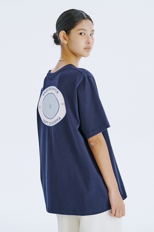 분더캄머 로고 모티브 디자인이 돋보이는 Round Graphic T_Navy 티셔츠입니다. 네이비, 라이트 블루, 화이트 세 가지 색상으로 출시되었으며, 봄/여름 시즌 일상복으로 활용하기 좋습니다. 면 소재의 오버핏 반소매 티셔츠로, 얇은 두께감과 통풍성이 뛰어나 쾌적한 착용감을 선사합니다.
