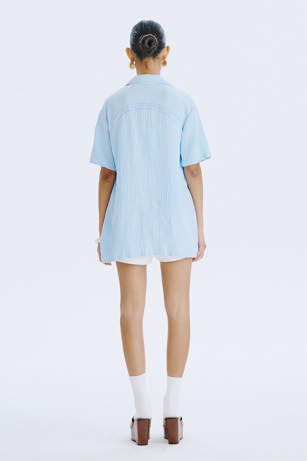 SWAN 하프 셔츠_라이트 블루는 얇고 통기성이 좋은 요루 가공 면 소재로 제작되어 여름철에도 시원하게 착용할 수 있습니다. 셔츠칼라에 반소매 기장, 솔리드핏 디자인으로 미니멀하고 베이직한 스타일을 연출하며, 3겹 천 구조로 견고함을 더했습니다. 은은한 라이트 블루 컬러와 백조 자수 디테일이 돋보이는 데일리 셔츠입니다.
