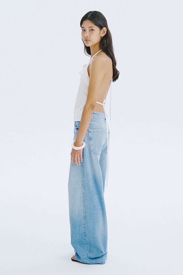 부드러운 아사면 100% 소재의 여성용 스퀘어 넥 민소매 탑입니다. 시원한 여름을 위한 얇은 두께감과 통풍성이 좋은 디자인으로, 꽃 자수 디테일이 은은한 포인트를 더합니다. 레귤러 핏으로 제작되었으며, 레이어드하여 다양한 스타일을 연출하거나 스카프처럼 변형하여 개성 있는 룩을 완성할 수 있습니다.
