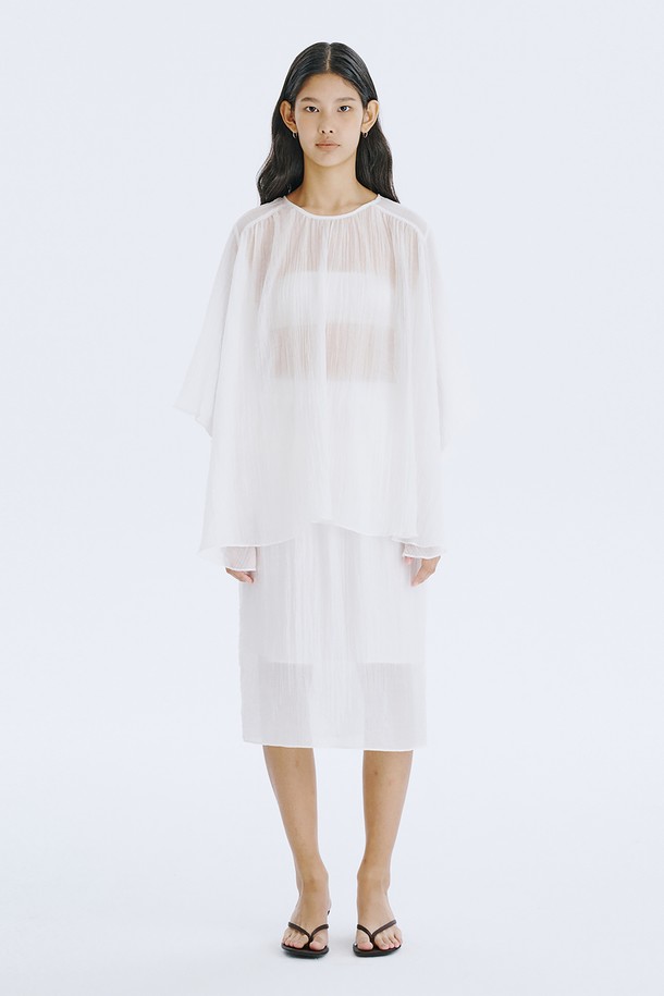 부드러운 텐셀 80%와 나일론 20% 혼방 소재에 시원한 폴리에스터 안감을 더해 시스루 디자인으로 제작된 Sheer Banding Skirt_White입니다. 허리 밴딩으로 편안하게 착용 가능하며, H라인 핏과 얇은 두께감으로 여름철 시원하고 미니멀한 스타일을 연출합니다. 베이직한 디자인에 무지 패턴으로 어떤 상의와도 쉽게 매치하여 일상룩을 완성할 수 있습니다.
