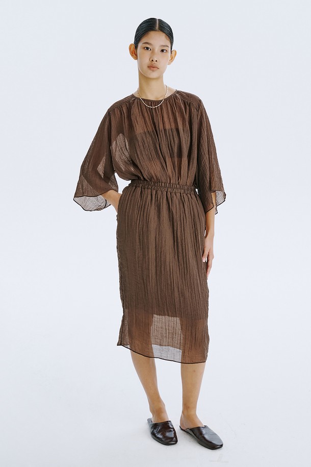 **Sheer Banding Skirt_Brown**

부드러운 텐셀 혼방 소재와 시스루 디자인이 특징인 여성용 H라인 스커트입니다. 브라운 컬러와 안감이 내장되어 비침 걱정 없이 시원하게 여름을 즐길 수 있습니다. 허리 밴딩 처리로 편안한 착용감을 선사하며, 미니멀하고 베이직한 스타일을 연출합니다.
