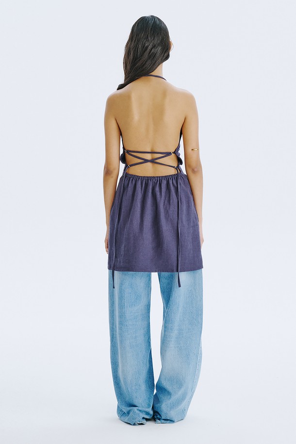 네이비 컬러의 스트랩 미니 드레스는 린넨과 면 혼방 소재로 제작되어 시원하고 편안한 착용감을 선사합니다. 스퀘어넥 라인과 민소매, 등 오픈 디자인, 스트랩 디테일이 특징이며, 여름철 일상, 여행, 휴가 등 다양한 상황에서 미니멀하고 베이직한 스타일을 연출할 수 있습니다. 얇은 두께감으로 통기성이 뛰어나며, 여러 체형을 커버해 주는 디자인으로 드라이클리닝을 권장합니다.
