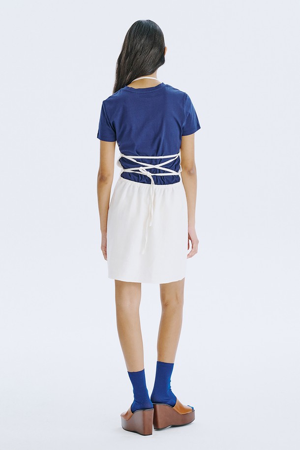 시원한 여름을 위한 린넨 & 면 혼방의 화이트 스트랩 미니 원피스입니다. 캐주얼한 무드의 A라인 핏으로, 스퀘어넥과 등 오픈 디자인, 스트랩 디테일이 여성스러운 포인트를 더합니다. 얇고 통기성이 뛰어나며, 드라이클리닝을 권장합니다.
