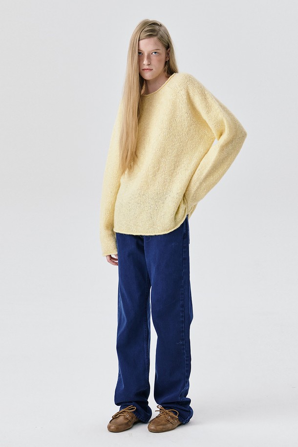 알파카 소프트롤 니트 풀오버는 부드러운 촉감과 포근한 두께감으로 가을, 겨울철 따뜻함을 선사하는 여성용 니트입니다. 옐로우, 아이보리, 블루, 그레이 4가지 다채로운 컬러로 출시되었으며, 보카시 패턴이 은은한 멋을 더합니다. 라운드넥, 긴 소매, 오버핏으로 제작되어 미니멀, 캐주얼, 클래식 스타일을 모두 아우르며, 밑단, 소매, 네크라인 롤링 마감 처리로 고급스러움을 더했습니다. 출근룩, 모임룩 등 다양한 TPO에 레이어드하여 스타일리시하게 연출할 수 있습니다.
