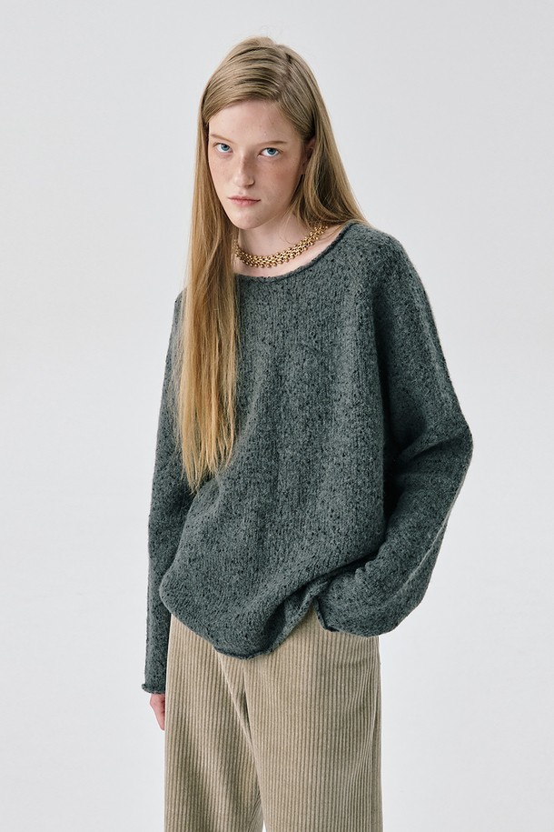 알파카 소프롤 니트 풀오버 4컬러는 부드러운 촉감과 따뜻함을 선사하는 여성용 터틀넥 니트입니다. 가을과 겨울에 어울리는 두꺼운 두께감으로, 일상 및 출근룩, 모임룩까지 다양한 TPO에 활용 가능합니다. 미니멀, 캐주얼, 클래식 스타일을 아우르며, 투톤 보카시 짜임과 롤링 마감 디테일이 특징입니다. 오버핏으로 편안하게 착용 가능하며, 레이어드 스타일링으로 개성 있는 연출도 가능합니다. 옐로우, 아이보리, 블루, 그레이 4가지 컬러로 만나보세요.
