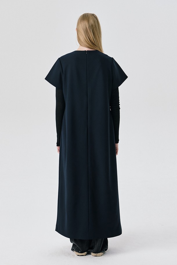 Black (블랙) 컬러의 Short Sleeve Ponte Dress (숏 슬리브 폰테 드레스)는 미니멀한 스타일을 추구하는 여성분들을 위한 사계절용 미니 드레스입니다. 부드러운 촉감의 폴리에스테르와 스판덱스 혼방 폰테 소재로 제작되어, 슬림핏 라인을 살려주면서도 뛰어난 신축성과 복원력을 자랑합니다. 라운드넥과 반소매 디자인, 히든 콘실 지퍼와 사시 디테일 마감으로 깔끔함을 더했으며, 데이트룩, 모임룩, 소개팅룩 등 다양한 TPO에 활용 가능합니다. 몸에 밀착되는 네크라인과 두꺼운 두께감으로 안정적인 핏을 선사하며, 시크하고 클래식한 분위기를 연출합니다.
