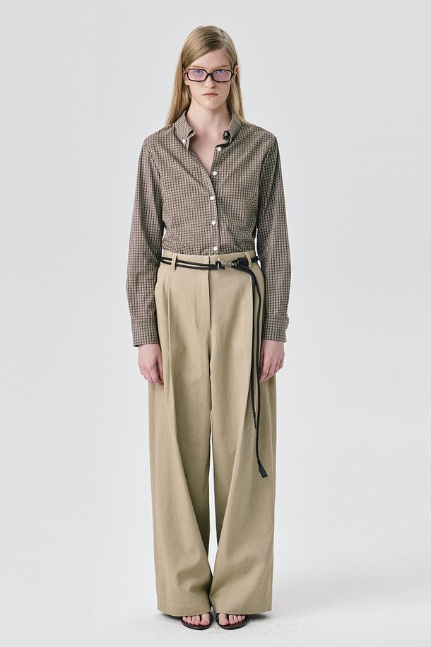 25 레귤러 핏 셔츠_브라운은 여성 의류 상의 셔츠/블라우스 카테고리에 속하며, 사계절 내내 활용 가능한 제품입니다. 클래식, 캐주얼, 미니멀 스타일을 추구하는 분들께 적합하며, 출근룩과 비즈니스 캐주얼에 잘 어울립니다. 부드러운 면 소재에 브라운 컬러와 체크 패턴이 돋보이며, 레귤러 핏과 긴소매, 버튼다운 칼라 디자인으로 제작되었습니다. 왼쪽 가슴에는 로고 자수가 있으며, 통기성이 좋아 편안하게 착용할 수 있습니다. 데님, 치노팬츠, 스커트 등 다양한 하의와 매치하여 폭넓은 스타일을 연출해보세요.
