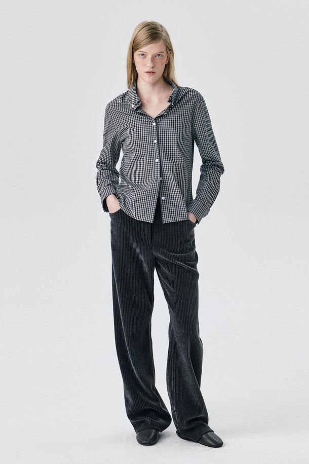 25 레귤러 핏 셔츠_블랙은 빈티지, 클래식, 캐주얼 스타일을 아우르는 사계절용 셔츠입니다. 면 소재의 블랙 컬러 체크 패턴으로, 레귤러 핏과 버튼다운 칼라가 특징입니다. 긴 소매 기장과 왼쪽 가슴 로고 자수 디테일이 돋보입니다. 통기성이 좋아 편안하게 착용할 수 있으며, 데님, 치노팬츠, 스커트 등 다양한 하의와 매치하여 비즈니스 캐주얼 및 출근룩으로 활용 가능합니다. 클래식, 캐주얼, 미니멀한 스타일을 즐기는 분들께 추천합니다.
