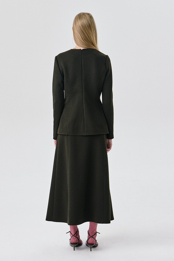 라운드 포켓 탑_브라운은 여성스러운 실루엣을 연출하는 셔츠/블라우스입니다. 부드러운 촉감의 폴리에스테르, 레이온, 스판덱스 혼방 소재로 제작되어 편안한 착용감을 선사합니다. 브이넥 라인과 긴 소매, 레귤러핏으로 클래식하고 세련된 스타일을 완성하며, 더블 웰트 포켓 디테일과 라운드 곡선 절개선이 특징입니다. 벨벳 텍스처와 신축성 있는 소재로 활동성을 높였으며, 오피스룩, 비즈니스 캐주얼, 모임룩 등 다양한 TPO에 활용 가능합니다. 미니멀하고 시크한 무드를 연출하여 사계절 내내 활용하기 좋은 아이템입니다.
