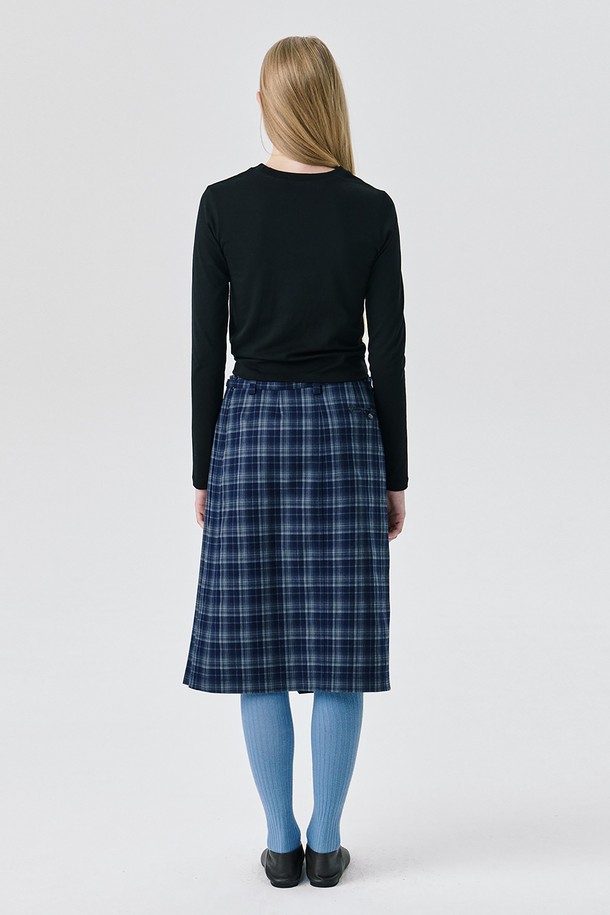 네이비 컬러의 25 플리츠 스커트입니다. 미니멀하고 클래식한 스타일로, 사계절 내내 착용 가능하며 오피스룩, 모임룩, 비즈니스 캐주얼에 잘 어울립니다. 두꺼운 두께감의 폴리에스테르, 레이온, 스판덱스 혼방 소재로 제작되어 편안한 착용감을 선사합니다. 플리츠 디테일과 레귤러핏으로 세련된 실루엣을 연출하며, 전판 심지 작업, 슬릿 디테일, 금속 로고 비죠, 페이크 더블 웰트 포켓, 콘실드 지퍼 등의 섬세한 디테일이 돋보입니다. 셋업 및 벨트 분리 가능하여 다양한 스타일 연출이 가능합니다.
