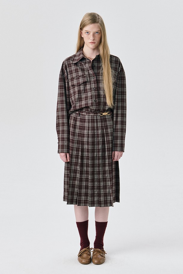 25 플리츠 스커트_브라운은 여성 고객을 위한 가을, 겨울용 플리츠 스커트입니다. 미니멀하고 클래식한 스타일로, 오피스룩, 출근룩, 모임룩에 적합합니다. 브라운 컬러의 체크 패턴이 돋보이며, 두꺼운 두께감과 뻣뻣한 촉감으로 고급스러운 분위기를 연출합니다. 슬릿 디테일, 금속 로고 비죠 벨트, 페이크 더블 웰트 포켓, 콘실드 지퍼, 심지 작업 등의 섬세한 디테일이 돋보이며, 레귤러핏으로 제작되었습니다. 폴리에스테르, 레이온, 스판덱스 혼방 소재로 편안함과 활동성을 제공합니다.
